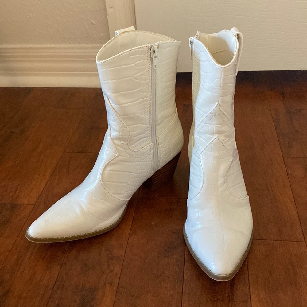 Coconuts by Matisse White Bambi Western Boot size 7M